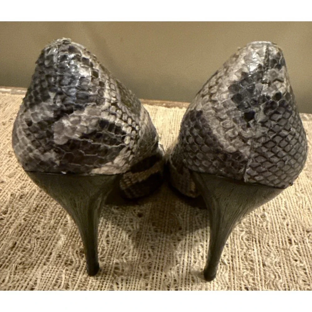 Stuart Weitzman Genuine Grey Snakeskin Stiletto Heels‎ Pointed Toe Size 8.5M